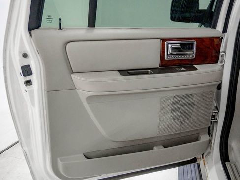 Used 2011 Lincoln Navigator L 4WD image 39
