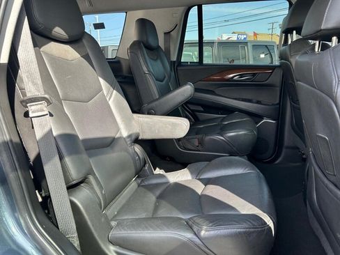 Used 2019 Cadillac Escalade Luxury RWD image 16