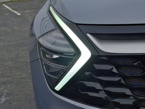 Used 2025 Kia Sportage EX image 9