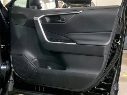 Used 2020 Toyota RAV4 LE w/ Carpet Mat Package image 23