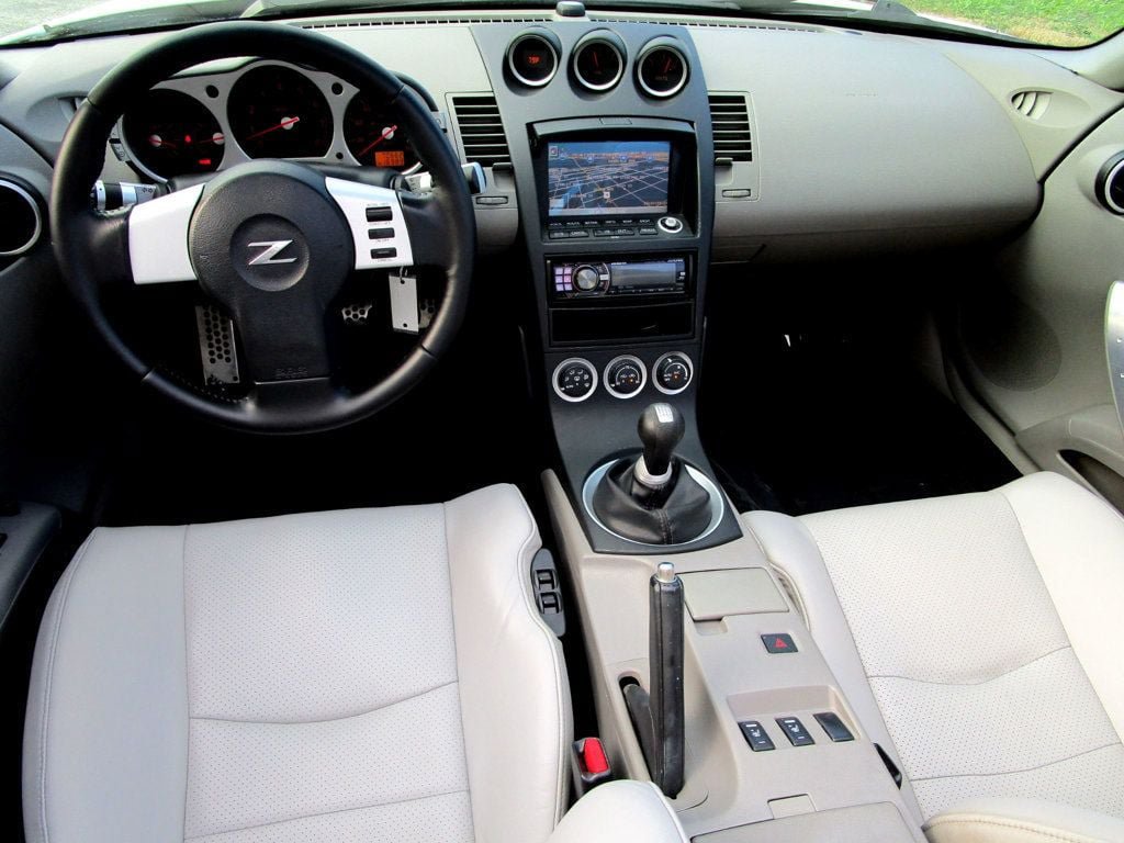 Used 2004 Nissan 350Z Touring RWD image 2