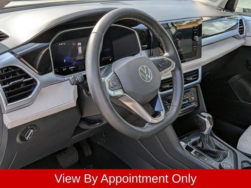 Used 2025 Volkswagen Taos SE AWD/4WD image 15