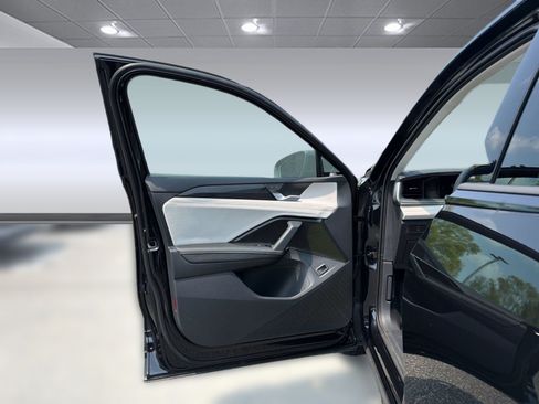 Used 2025 Volkswagen Tiguan SE AWD/4WD image 13