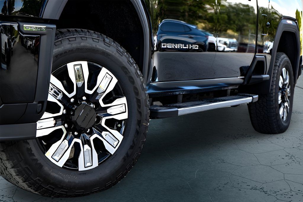 Used 2025 GMC Sierra 2500 Denali w/ Denali Reserve Package AWD/4WD image 10