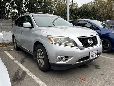 Used 2014 Nissan Pathfinder SL w/ SL Premium Package image 2