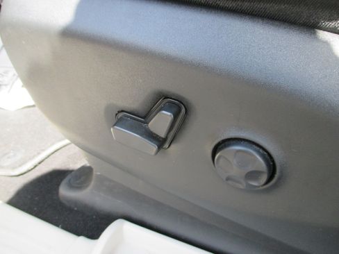 Used 2023 Chrysler Pacifica Touring-L FWD image 16