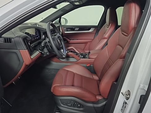 Used 2025 Porsche Cayenne S AWD/4WD image 5