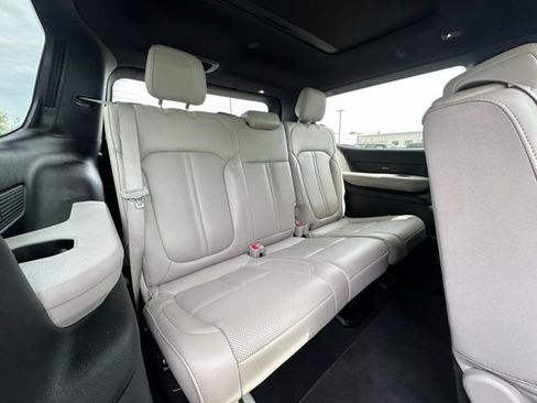 Used 2025 Jeep Wagoneer 4WD w/ Premium Group I image 32