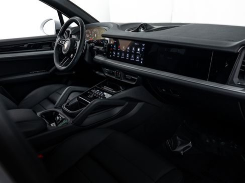 Certified 2025 Porsche Cayenne S image 15