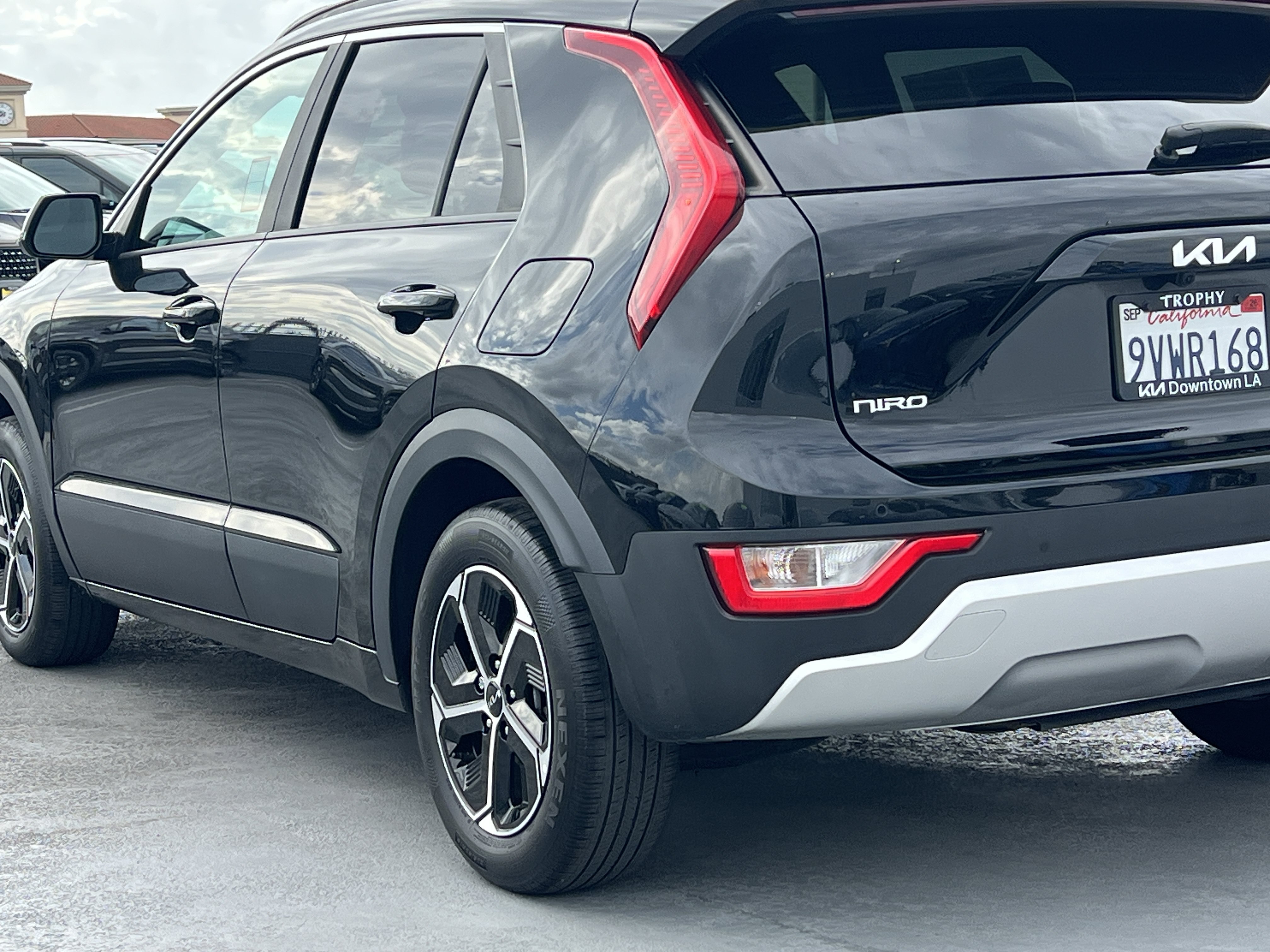 Certified 2025 Kia Niro EX FWD image 5
