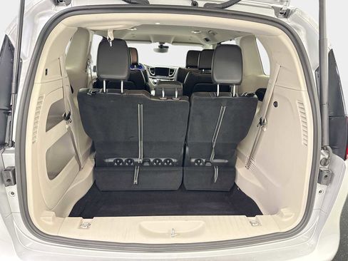 Used 2024 Chrysler Pacifica Touring-L image 25