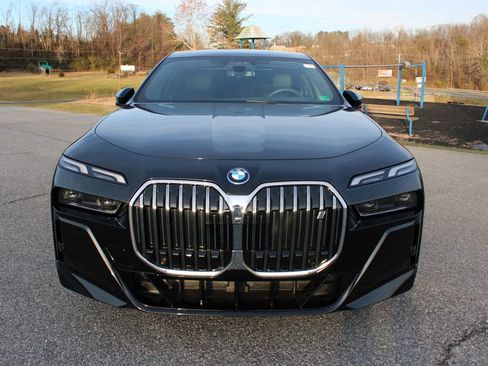 Used 2024 BMW i7 xDrive60 image 4