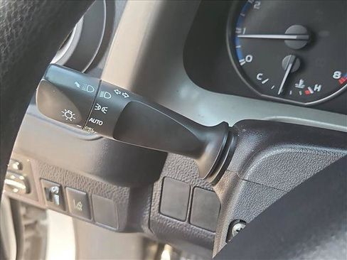 Used 2018 Toyota RAV4 LE FWD image 15