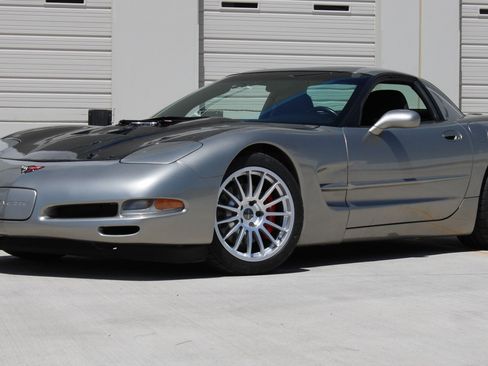 Used 1999 Chevrolet Corvette Coupe w/ Lighting Pkg RWD image 2