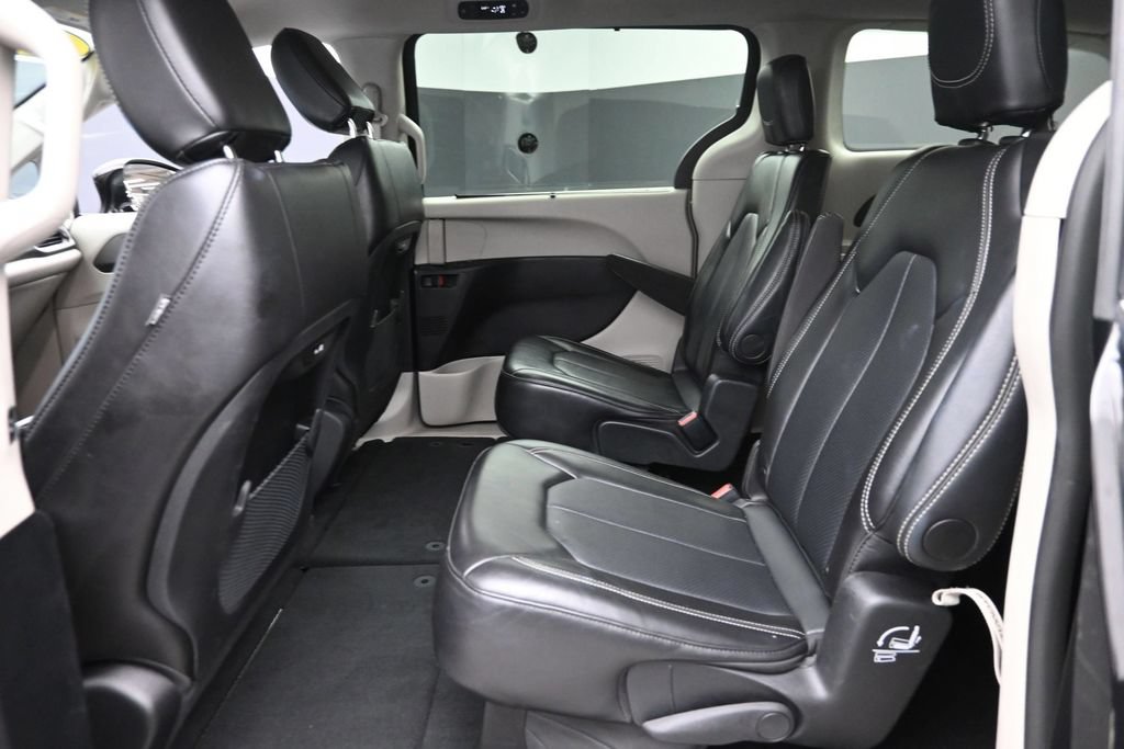Used 2024 Chrysler Pacifica Touring-L FWD image 15