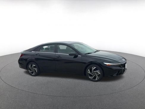 Used 2025 Hyundai Elantra SEL image 2