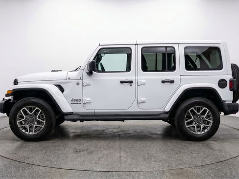 Used 2025 Jeep Wrangler Sahara AWD/4WD image 5
