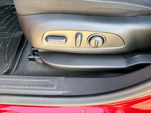 Used 2023 GMC Acadia SLE w/ Driver Convenience Package image 30