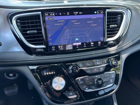 Used 2025 Chrysler Pacifica Limited FWD image 19
