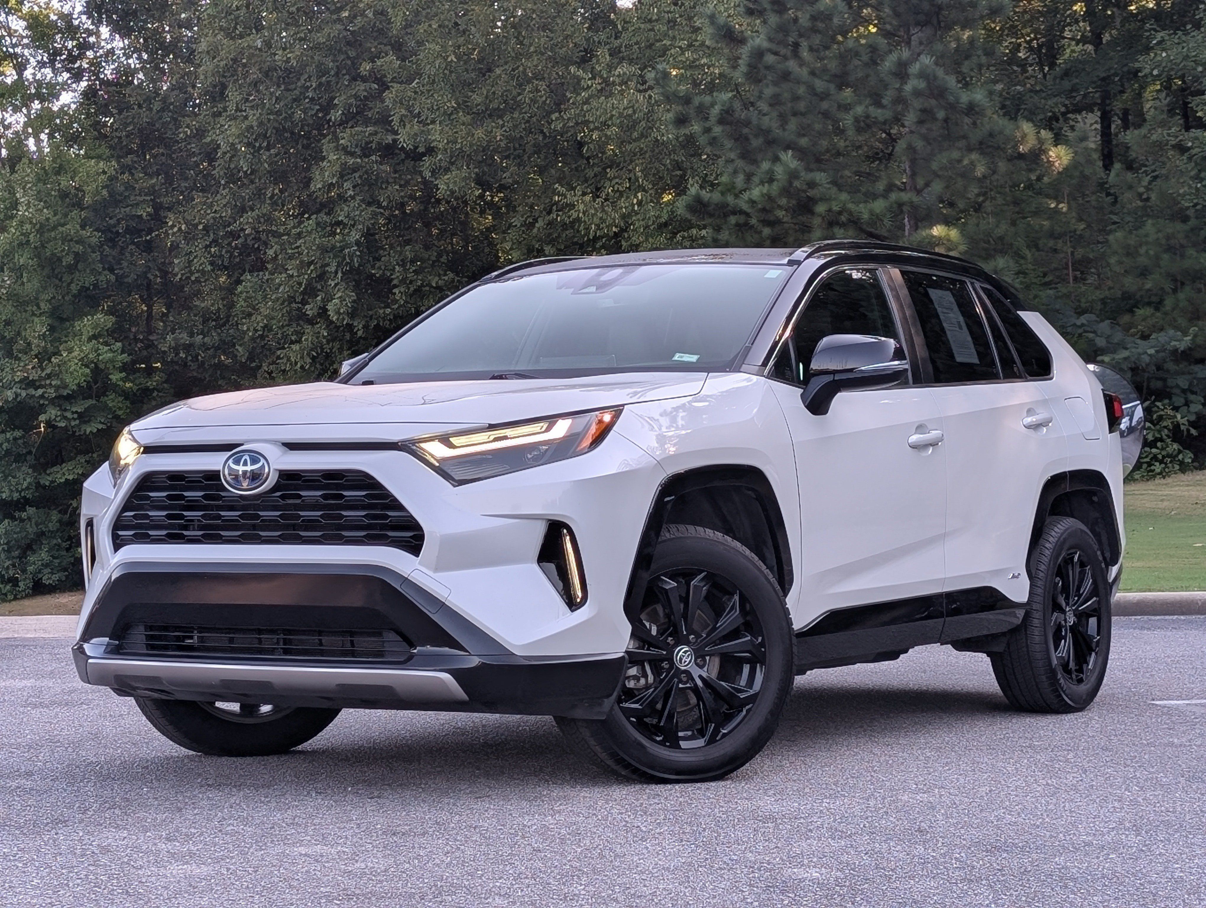 Used 2022 Toyota RAV4 XSE w/ XSE Grade Weather Package AWD/4WD image 4