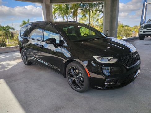 New 2026 Chrysler Pacifica Select w/ S Appearance Package image 2