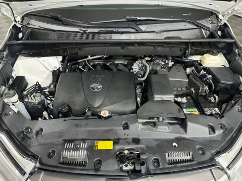 Used 2018 Toyota Highlander XLE AWD/4WD image 12
