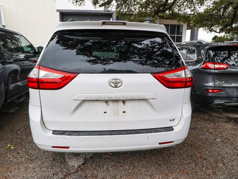 Used 2018 Toyota Sienna LE image 8