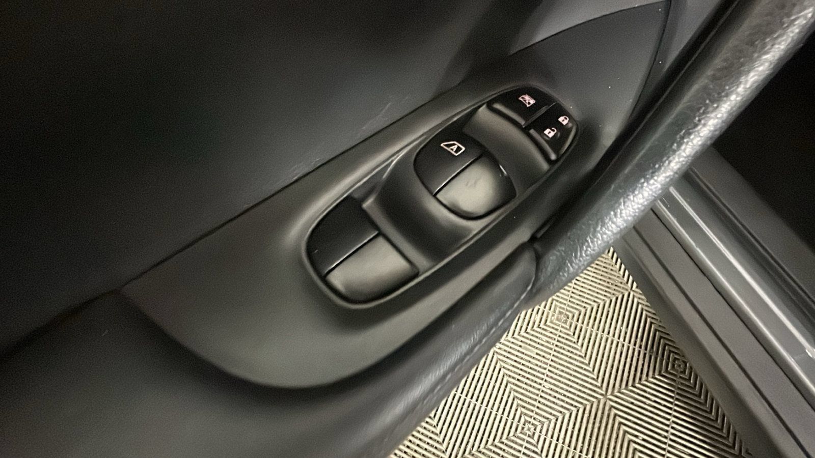 Used 2018 Nissan Rogue SV AWD/4WD image 12