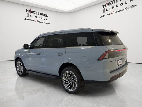 New 2026 Lincoln Navigator Premiere AWD/4WD image 7