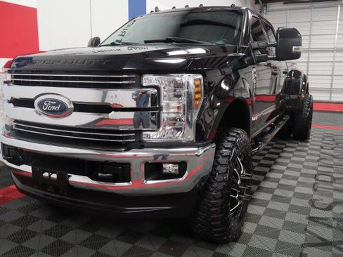 Used 2019 Ford F350 Lariat w/ Lariat Value Package AWD/4WD image 3