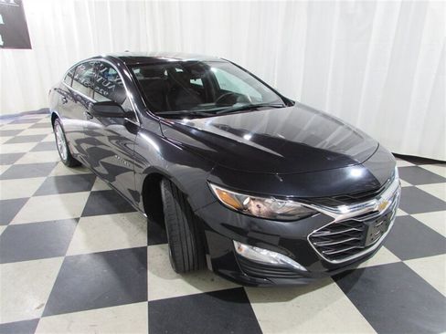 Used 2023 Chevrolet Malibu LT image 2
