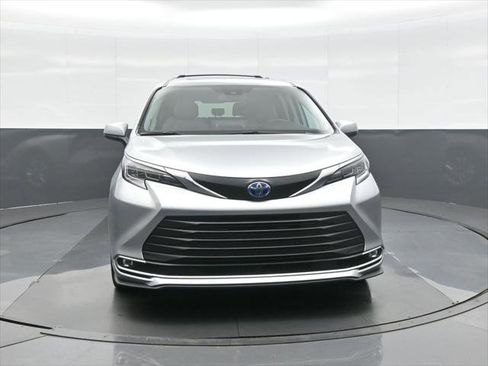 Certified 2024 Toyota Sienna XLE w/ XLE Plus Package AWD/4WD image 3