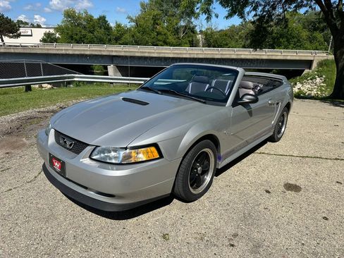 Used 2000 Ford Mustang Convertible RWD image 18