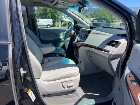 Used 2012 Toyota Sienna XLE w/ Premium Pkg FWD image 10