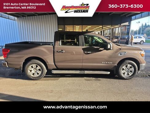 Used 2017 Nissan Titan SV image 6