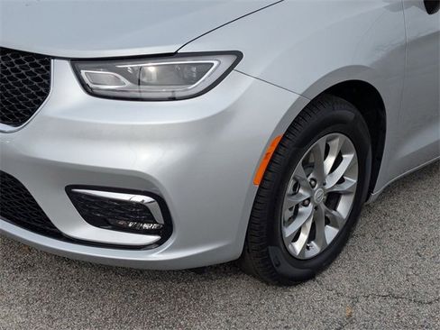 New 2026 Chrysler Pacifica Limited w/ Trailer Tow Group image 9