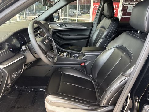 Used 2025 Jeep Grand Cherokee Limited AWD/4WD image 15