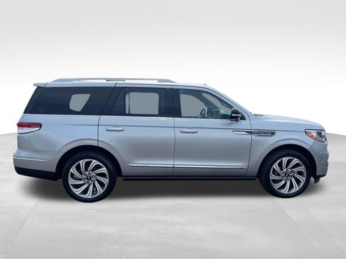 Used 2023 Lincoln Navigator Reserve AWD/4WD image 9