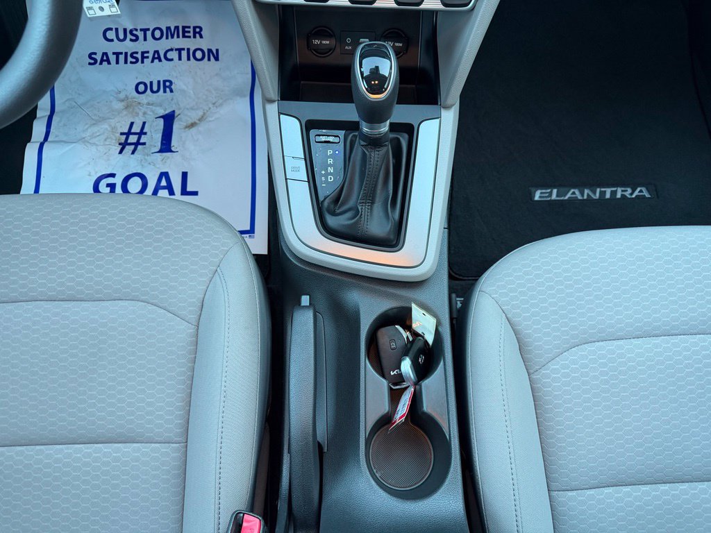 Used 2020 Hyundai Elantra SE FWD image 21