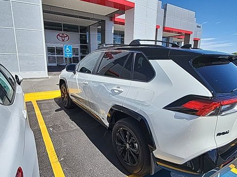 Used 2022 Toyota RAV4 XSE AWD/4WD image 4
