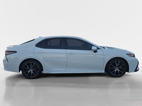 Used 2022 Toyota Camry SE image 6