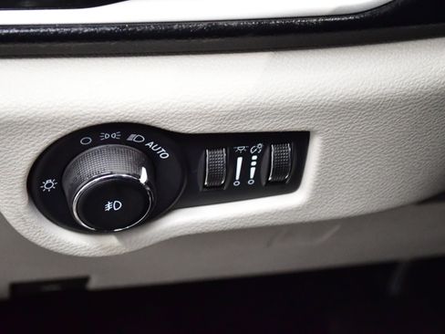 Used 2023 Chrysler Pacifica Touring-L image 14