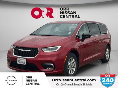Used 2025 Chrysler Pacifica Select