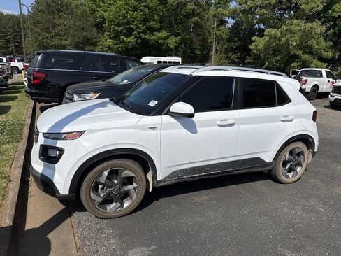 Used 2023 Hyundai Venue SEL FWD image 5