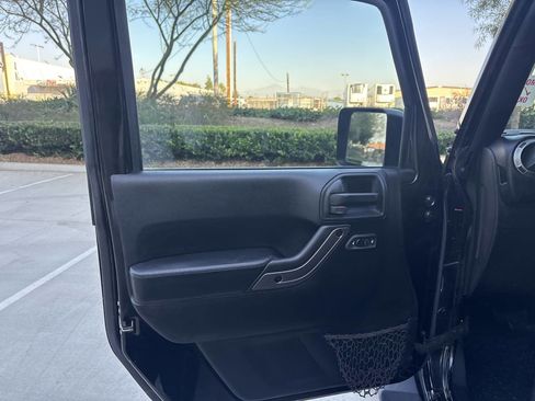 Used 2018 Jeep Wrangler Unlimited Sahara image 17