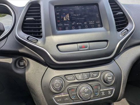 Used 2019 Jeep Cherokee Latitude Plus w/ Comfort/Convenience Group AWD/4WD image 12