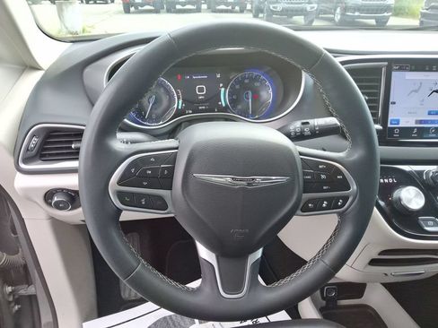 Certified 2023 Chrysler Pacifica Touring-L FWD image 13