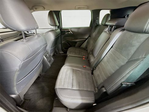 Used 2023 Mitsubishi Outlander SE FWD image 16