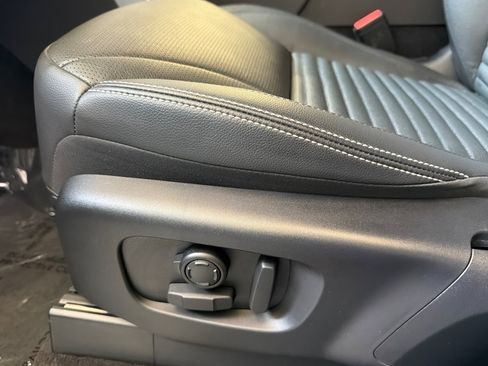 Used 2025 Land Rover Discovery S AWD/4WD image 14