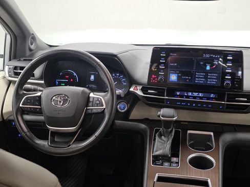 Used 2021 Toyota Sienna XLE w/ XLE Plus Package image 5